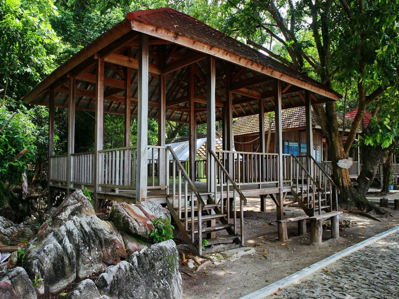 Rumah panggung pe destinasi wisata balai taman nasional karimunjawa