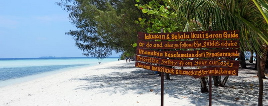 papan nama peringatan pulau cemara kecil tempat wisata karimunjawa